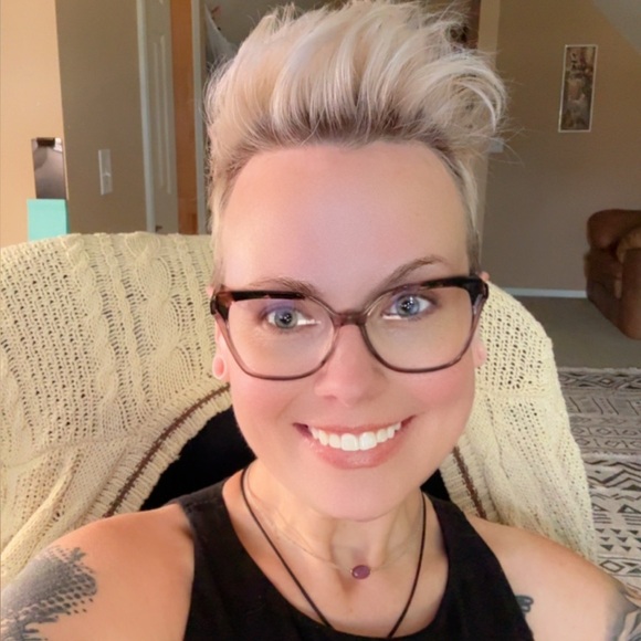 Meet your Posher, Amber - Picture 2 of 3